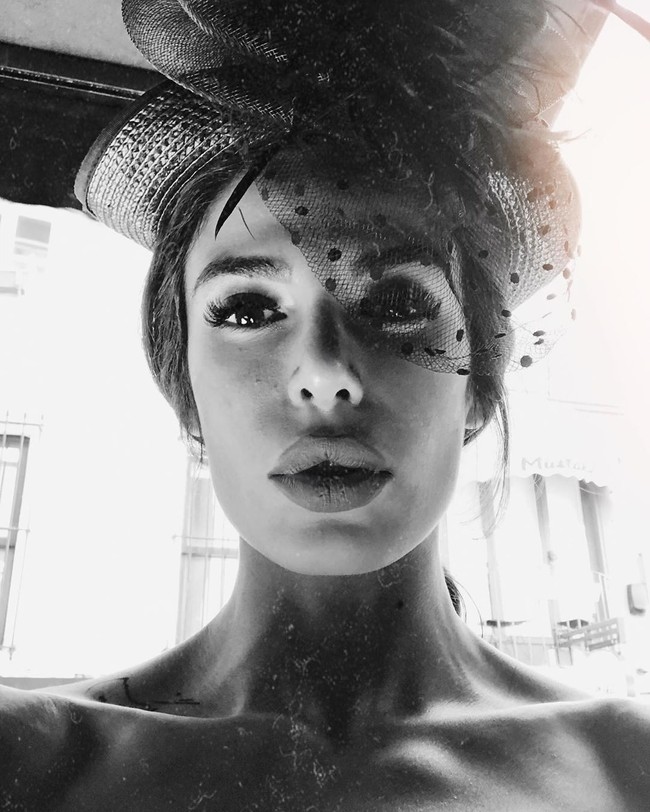 Negzzia yang takut dihukum cambuk 148 kali karena berpose seksi itu pun sempat kabur ke Turki sebelum akhirnya mendaftarkan diri untuk mendapat suaka di Prancis tahun lalu. Di negeri fashion tersebut, Negzzia berharap bisa mengejar impiannya untuk bekerja di industri fashion. (Foto: Instagram/@negzzia)