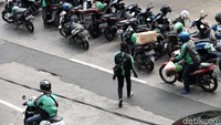 Aksi parkir sembarangan yang memakan badan jalan ini akan menimbulkan kemacetan. 