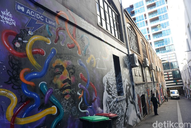 Kasper juga menjelaskan tidak semua gang di Melbourne legal atau mendapat izin pemerintah kota setempat untuk dicorat-coret ataupun dilukis dindingnya. Selain Hosier Lane, gang lain yang juga populer dengan karya street art adalah AC/DC Lane. Gang ini bahkan diresmikan oleh Walikota Melbourne John So. Sesuai namanya berbagai mural yang ada di gang ini terinspirasi dari band rock AC/DC. Foto: Eny Kartikawati/Detikcom