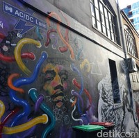 Kasper juga menjelaskan tidak semua gang di Melbourne legal atau mendapat izin pemerintah kota setempat untuk dicorat-coret ataupun dilukis dindingnya. Selain Hosier Lane, gang lain yang juga populer dengan karya street art adalah AC/DC Lane. Gang ini bahkan diresmikan oleh Walikota Melbourne John So. Sesuai namanya berbagai mural yang ada di gang ini terinspirasi dari band rock AC/DC. Foto: Eny Kartikawati/Detikcom