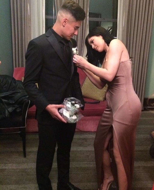 Kylie Jenner menyelamatkan seorang remaja pria dari rasa malu dan kecewa, karena pasangan prom-nya kala itu membatalkan kencan secara mendadak. Pada pesta perpisahan di Sacramento, California, Kylie muncul sebagai teman kencan Albert Ochoa di prom yang tentu saja membuat seisi sekolah iri. Ini juga merupakan pengalaman pertama Kylie ke pesta prom. (Foto: Instagram)
