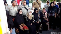 Jenazah Sutopo dimasukkan liang lahad pukul 08.50 WIB, Senin (8/7/2019).
