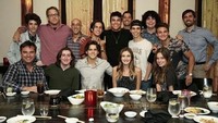 Selain keluarga, rasa duka juga dirasakan oleh sahabat Cameron. Apalagi dengan melihat foto ini, Cameron dan sahabatnya tengah asik makan sushi. Kami tidak pergi untuk skydiving, tapi kami pergi untuk makan sushi tulisnya dalam caption. Foto: instagram @thecameronboyce