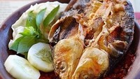 Bandeng geprek dengan aneka sambal pedas bisa dicoba di Penyetan Cok. Ada sambal teri, sambal limau, sambal pencit hingga sambal tomat.  Foto: istimewa
