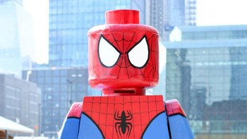 Yang ini cosplay ala Spider-Man di dunia Lego. (Foto: Noam Galai/Getty Images for New York Comic Con)