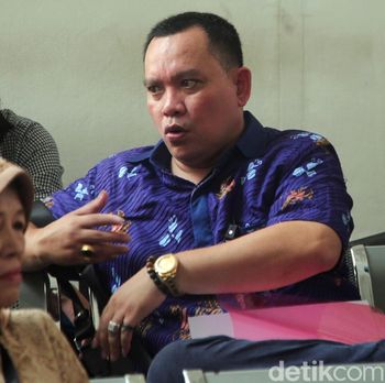 Kuasa hukum Kivlan Zen, Tonin Tachta Singarimbun mengatakan kliennya tidak bisa menghadiri sidang praperadilan. Hal itu karena sidang tidak bisa diundur.