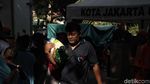 Warga Sunter Serbu Sembako Murah