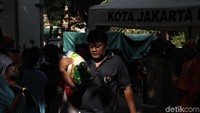 Di pasar murah itu daging dijual dengan harga Rp 30.000, ayam Rp 8.000, ikan Rp 10.000, dan beras Rp 30.000.