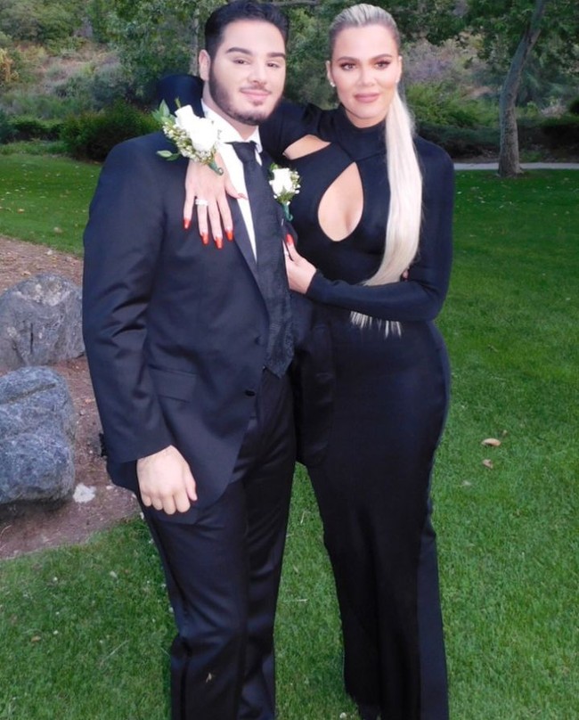 Khloe Kardashian menjadi pasangan prom seorang remaja yang merupakan penggemarnya di usia 34 tahun. Ini merupakan pertamakalinya Khloe pergi ke pesta prom, karena ia melewatkannya di masa SMA. Ibu satu anak ini pun membagikan kebahagiaannya lewat Twitter. Prom pertamaku dan aku pergi dengan teman kencan TERBAIK! tulisnya kala itu. (Foto: Instagram)