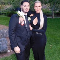 Khloe Kardashian menjadi pasangan prom seorang remaja yang merupakan penggemarnya di usia 34 tahun. Ini merupakan pertamakalinya Khloe pergi ke pesta prom, karena ia melewatkannya di masa SMA. Ibu satu anak ini pun membagikan kebahagiaannya lewat Twitter. Prom pertamaku dan aku pergi dengan teman kencan TERBAIK! tulisnya kala itu. (Foto: Instagram)