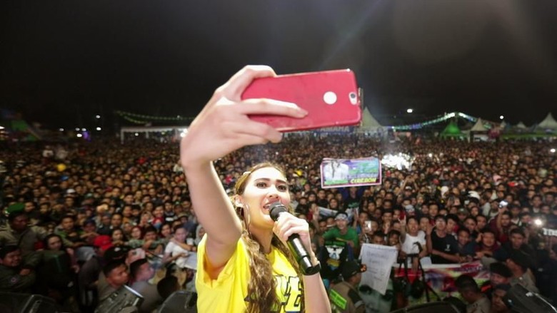Nella Kharisma menghibur pengunjung BYMS Cimahi (Foto: Alfi Kholisnuda/detikcom) Nella Kharisma menghibur pengunjung BYMS Cimahi (Foto: Alfi Kholisnuda/detikcom)