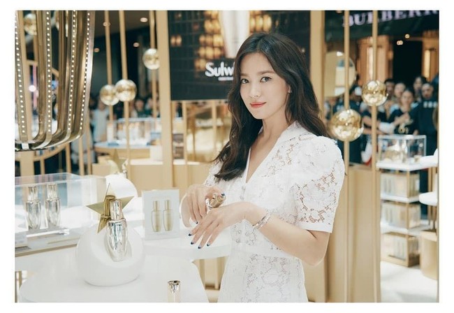 Song Hye Kyo juga sempat bertolak ke China pada 7 Juli 2019 untuk menghadiri acara Sulwhasoo, merek skincare Korea Selatan, di mana dia berlaku sebagai brand ambassador. Foto: Instagram/@sulwhasoo.official, @harpersbazaarhk