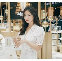 Song Hye Kyo juga sempat bertolak ke China pada 7 Juli 2019 untuk menghadiri acara Sulwhasoo, merek skincare Korea Selatan, di mana dia berlaku sebagai brand ambassador. Foto: Instagram/@sulwhasoo.official, @harpersbazaarhk