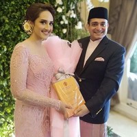 Sedangkan Ismail melengkapi jas hitamnya dengan kain sarung berwarna pink dan pocket square yang bewarna senada. Kata Tsamara, tunangannya tidak keberatan memakai warna pink. Biasanya laki-laki banyak yang takut pakai baju warna pink, tapi calon suamiku dia orangnya santai banget. Dia bilang warna pink sama aja kayak warna lain, ujar politisi 23 tahun itu. Foto: instagram isyanabagoesoka