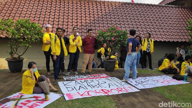 Polemik Parkir Berbayar di UI Polemik Parkir Berbayar di UI