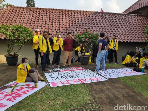 Sejumlah spanduk dibawa mahasiswa