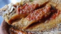 Makan bersama keluarga atau kerabat bisa datag ke Cobek Penyet yang ada di kawasan Tebet. Seporsi gurame penyet dengan ukuran besar ini bisa disantap bersama-sama. Foto: istimewa