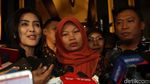 Senyum Baiq Nuril Saat Didampingi Rieke ke Kantor Kemenkum HAM