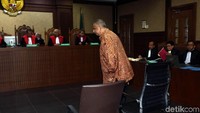 Hakim menolak keberatan tim penasihat hukum itu karena penerapan pasal dakwaan jaksa KPK tidak berlebihan.