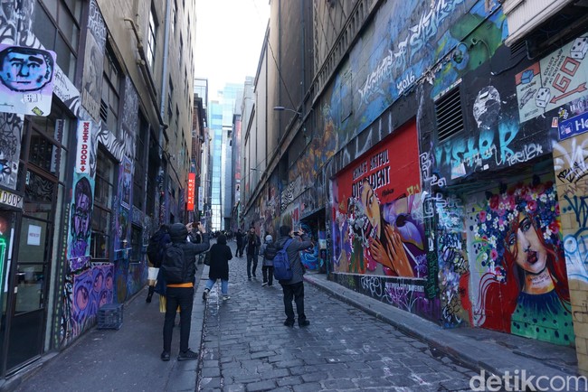 Inilah Hosier Lane, gang yang populer di Melbourne, Australia karena penuh dengan karya street art. Berbagai mural bisa ditemukan di kawasan yang terletak dekat Federation Square dan stasiun kereta Flinders tersebut. Foto: Eny Kartikawati/Detikcom