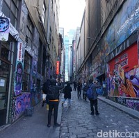 Inilah Hosier Lane, gang yang populer di Melbourne, Australia karena penuh dengan karya street art. Berbagai mural bisa ditemukan di kawasan yang terletak dekat Federation Square dan stasiun kereta Flinders tersebut. Foto: Eny Kartikawati/Detikcom
