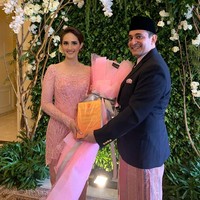 Tsamara Amany dan tunangannya Ismail Fajrie Alatas memakai busana dengan tema warna pink saat menggelar pertunangan pada Minggu (7/7/2019). Kita pakai pink silver, kita berdua suka warna pink, kata Tsamara yang dikenal sebagai politikus muda itu dalam wawancara dengan Wolipop, Senin (8/7/2019). Foto: Dok. Pribadi
