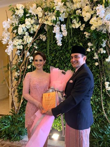 Tsamara Amany tunangan dengan profesor NYU Ismail Fajrie Alatas. 