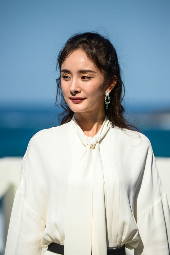 Yang Mi pernah bekerja untuk sejumlah brand ternama dunia seperti Estee Lauder dan Michael Kors. Pada awal 2019 kemarin, dia pun hadir bersamaan dengan Kendall Jenner di peluncuran koleksi terbaru Stuart Weitzman. Foto: Getty Images