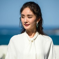 Yang Mi pernah bekerja untuk sejumlah brand ternama dunia seperti Estee Lauder dan Michael Kors. Pada awal 2019 kemarin, dia pun hadir bersamaan dengan Kendall Jenner di peluncuran koleksi terbaru Stuart Weitzman. Foto: Getty Images