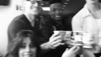 Dalam sebuah video yang diunggah Camila, Camila nampak happy sambil memegang gelas minuman bareng Shawn dan teman-teman yang lain. Foto: Istimewa