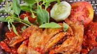 Kalau bosan makan pecel lele, bisa beralih ke lele penyet yang prosesnya digeprek hingga lunak dan agak hancur. Salah satunya bisa dicoba di Warung Cak Mari di kawasan Setiabudi, Jakarta Selatan.  Foto: istimewa