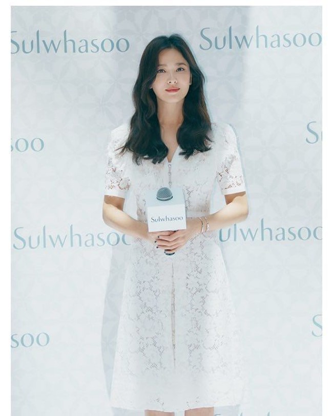 Song Hye Kyo tampil feminin berbalut gaun midi putih dari bahan lace. Foto: Instagram/@sulwhasoo.official, @harpersbazaarhk