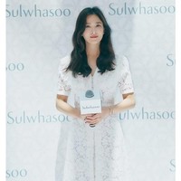 Song Hye Kyo tampil feminin berbalut gaun midi putih dari bahan lace. Foto: Instagram/@sulwhasoo.official, @harpersbazaarhk