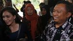 Senyum Baiq Nuril Saat Didampingi Rieke ke Kantor Kemenkum HAM