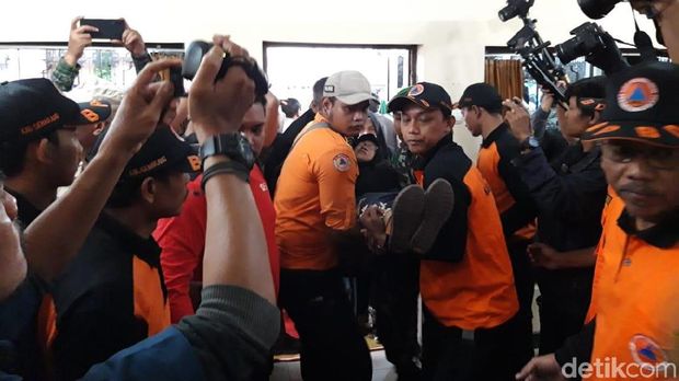 Jenazah Sutopo BNPB Tiba di Rumah Duka, Ibunda Pingsan