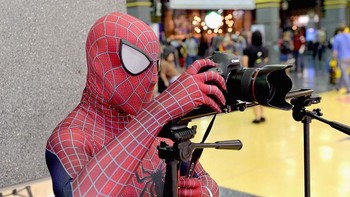 Seperti Peter Parker yang seorang fotografer, aksi cosplayer Spider-Man ini pun demikian. (Foto: Daniel Boczarski/Getty Images for Wizard World)