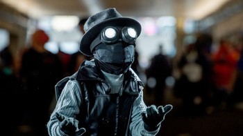 Seorang cosplayer di Comic Con 2018 bergaya ala Spider-Man Noir. (Foto: Roy Rochlin/Getty Images)