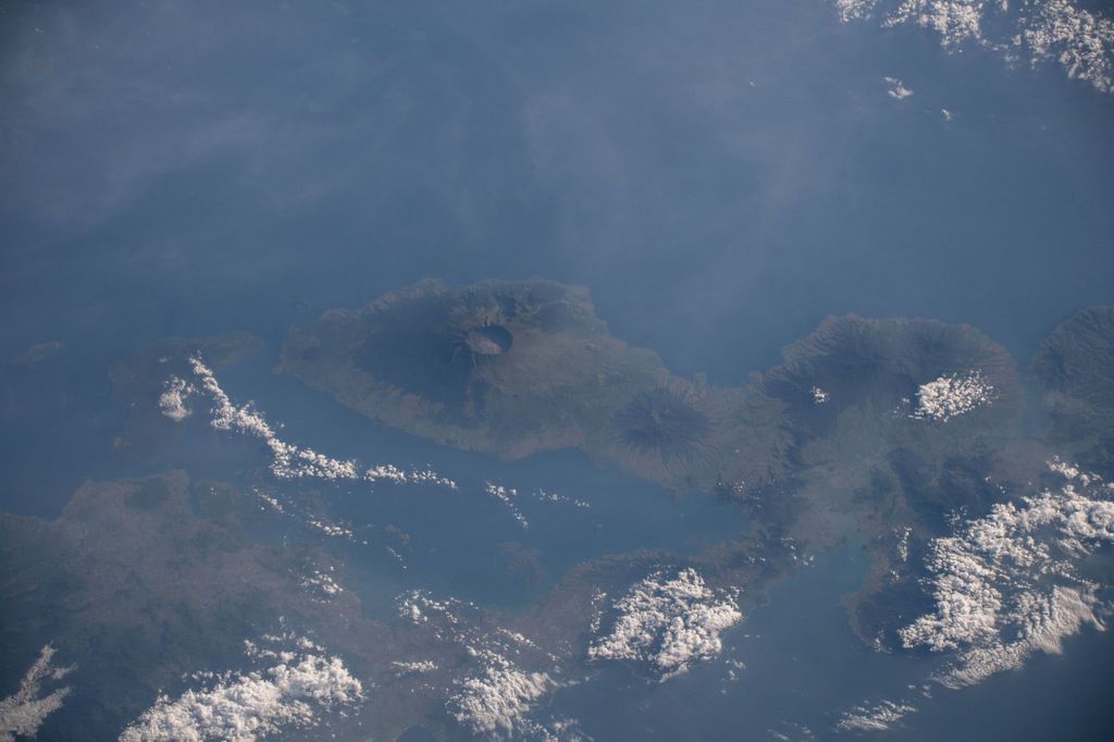 Aktivitas Gunung Tambora (15/5/2019) (Johnson/Nasa)Gunung berapi aktif Gunung Tambora di pulau Nusa Tenggara Barat provinsi Indonesia digambarkan sebagai Stasiun Luar Angkasa Internasional yang mengorbit 256 mil di atas negara Asia Tenggara.