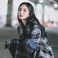 Namun kehidupan tak selalu berjalan sempurna. Pada 2018 Yang Mi memutuskan bercerai dari Hawick Lau. Hingga kini Yang Mi belum menikah lagi. Foto: Instagram @yangmi_