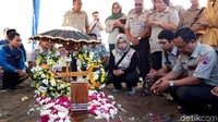 Doni Monardo mengatakan, BNPB sudah berusaha semaksimal mungkin membantu penyembuhan Sutopo. Dokter-dokter terbaik sudah dikerahkan untuk mengobatinya.