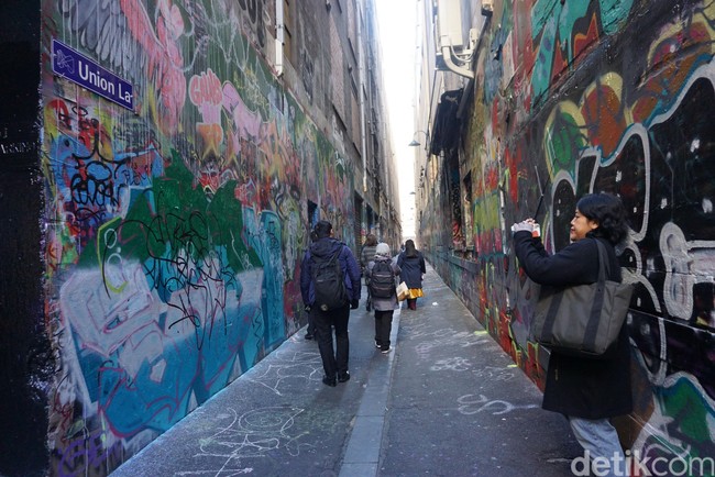 Union Lane adalah gang lain yang juga penuh dengan street art di Melbourne. Namun gang ini khusus untuk seniman jalanan yang belum jago membuat mural. Pada gang ini lebih banyak ditemukan grafitti dan dianggap sebagai gang yang kurang Instagramable. Foto: Eny Kartikawati/Detikcom