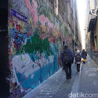 Union Lane adalah gang lain yang juga penuh dengan street art di Melbourne. Namun gang ini khusus untuk seniman jalanan yang belum jago membuat mural. Pada gang ini lebih banyak ditemukan grafitti dan dianggap sebagai gang yang kurang Instagramable. Foto: Eny Kartikawati/Detikcom