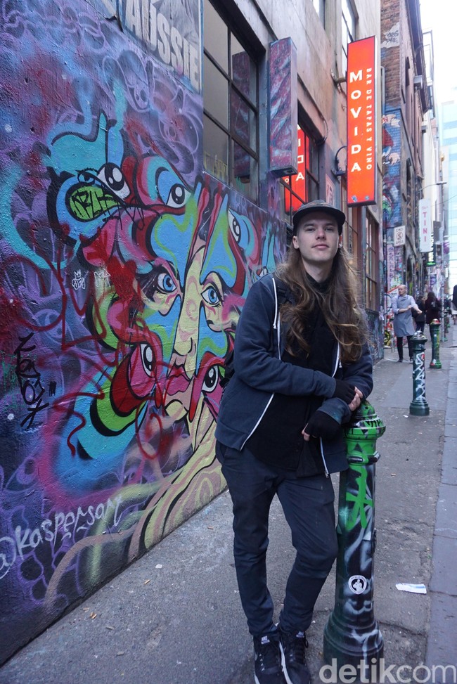 Hosier Lane menjadi destinasi favorit turis selain karena lokasinya dekat dengan pusat kota, juga penuh dengan berbagai mural. Wolipop dan rombongan tim Kedubes Australia pun mendapat kesempatan mengunjungi kawasan ini dengan ditemani oleh seniman jalanan yang karyanya ada di Hosier Lane, Lukas Kasper.  Foto: Eny Kartikawati/Detikcom