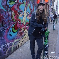 Hosier Lane menjadi destinasi favorit turis selain karena lokasinya dekat dengan pusat kota, juga penuh dengan berbagai mural. Wolipop dan rombongan tim Kedubes Australia pun mendapat kesempatan mengunjungi kawasan ini dengan ditemani oleh seniman jalanan yang karyanya ada di Hosier Lane, Lukas Kasper.  Foto: Eny Kartikawati/Detikcom