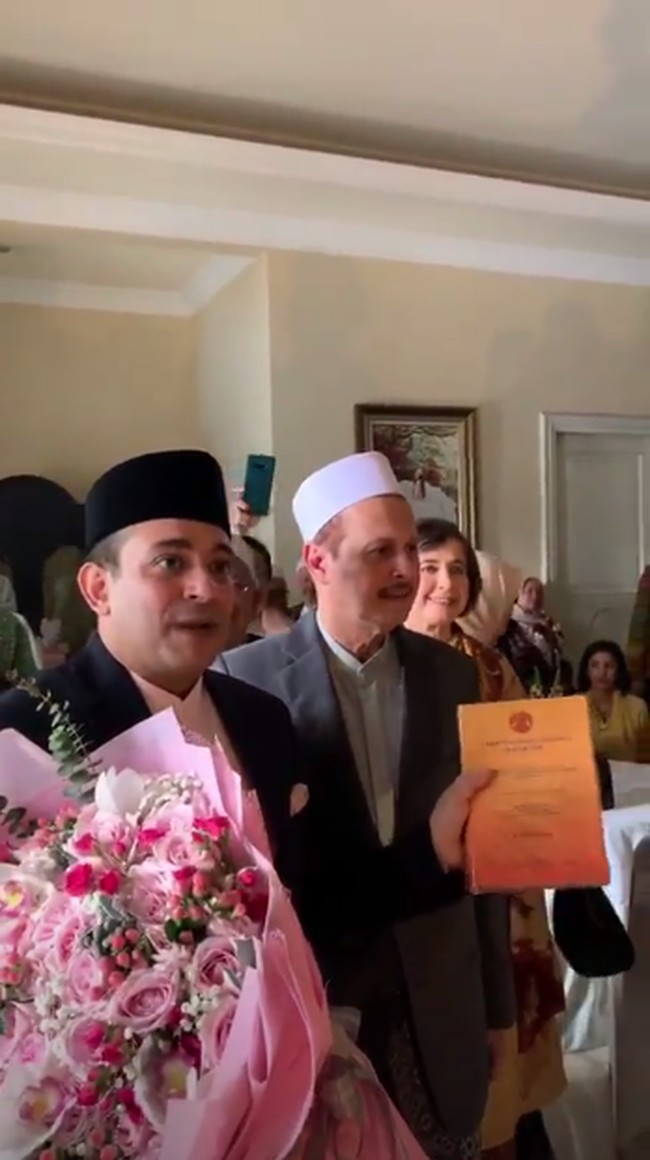 Pada acara pertunangannya ini, Tsamara mendapat seserahan unik dari Ismail. Pria yang bekerja di New York University itu memberikannya risalah sidang BPUPKI. Pria tersebut juga membawa tiga buah buku karyanya. Foto: Dok. Instagram @rezaazrumakeup