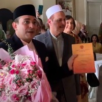 Pada acara pertunangannya ini, Tsamara mendapat seserahan unik dari Ismail. Pria yang bekerja di New York University itu memberikannya risalah sidang BPUPKI. Pria tersebut juga membawa tiga buah buku karyanya. Foto: Dok. Instagram @rezaazrumakeup