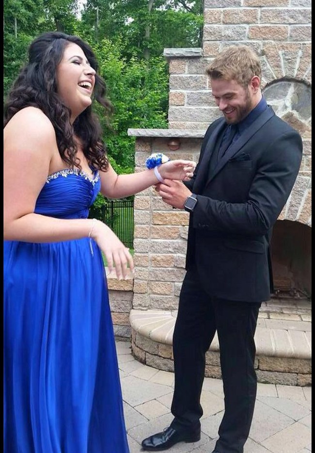 Bintang film Twilight Kellan Lutz membuat mimpi seorang gadis jadi nyata dengan menjadi pasangan prom-nya. Ia membagikan momen bahagia tersebut di Twitter, Aku dapat kencan impianku hari ini. Terima kasih Kellan Lutz untuk semuanya. (Foto: Instagram)