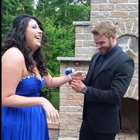 Bintang film Twilight Kellan Lutz membuat mimpi seorang gadis jadi nyata dengan menjadi pasangan prom-nya. Ia membagikan momen bahagia tersebut di Twitter, Aku dapat kencan impianku hari ini. Terima kasih Kellan Lutz untuk semuanya. (Foto: Instagram)