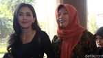 Senyum Baiq Nuril Saat Didampingi Rieke ke Kantor Kemenkum HAM