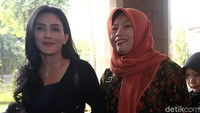 Baiq Nuril Maknun didampingi anggota DPR RI Rieke Diah Pitaloka mendatangi kantor Kementerian Hukum dan HAM (Kemenkum HAM) untuk bertemu Menteri Yasonna H Laoly, Jakarta, Senin (8/7/2019).